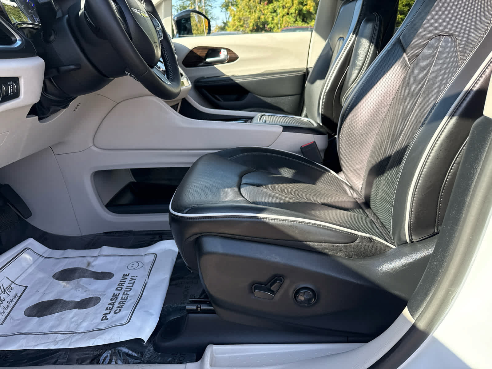 Used 2024 Chrysler Pacifica Limited w/ Uconnect Theater Family Group FWD image 11