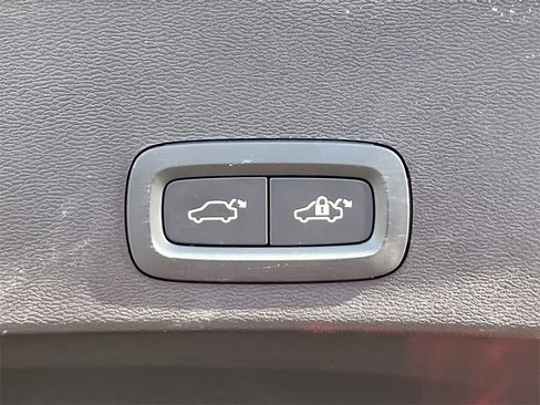 Used 2025 Volvo XC40 B5 Core w/ Climate Package image 13