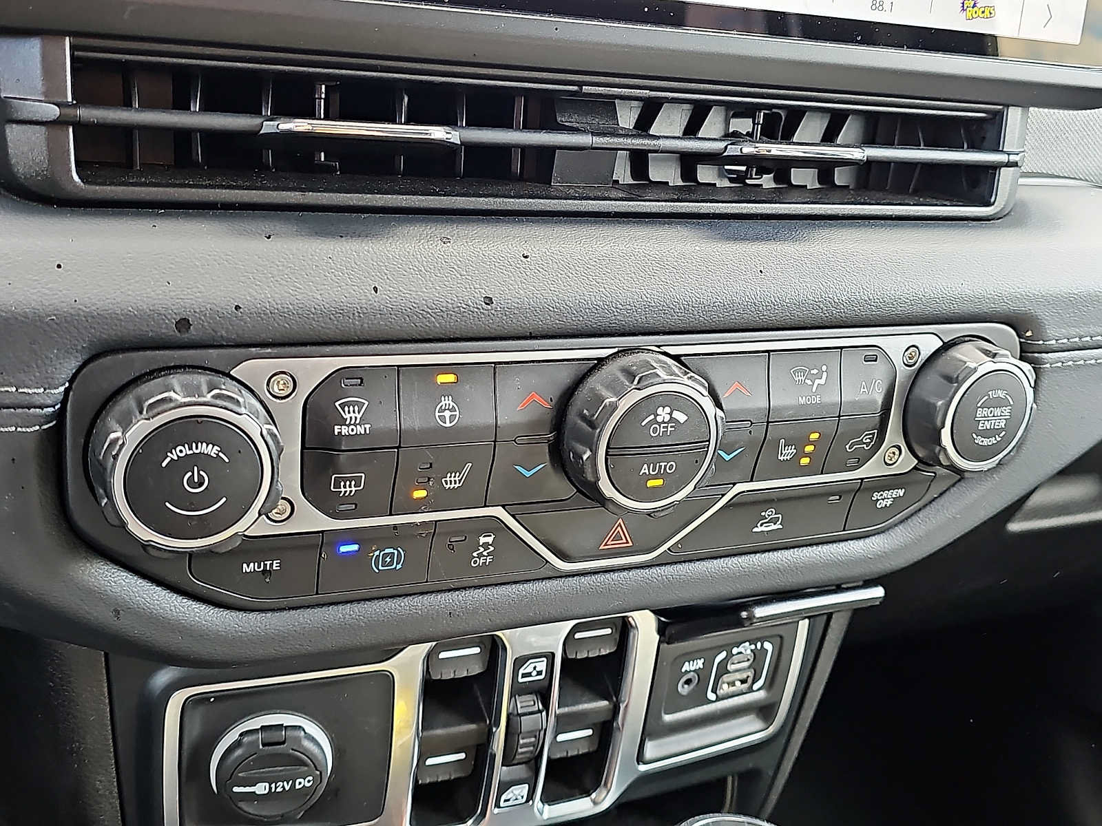 Used 2024 Jeep Wrangler Unlimited Sahara AWD/4WD image 16