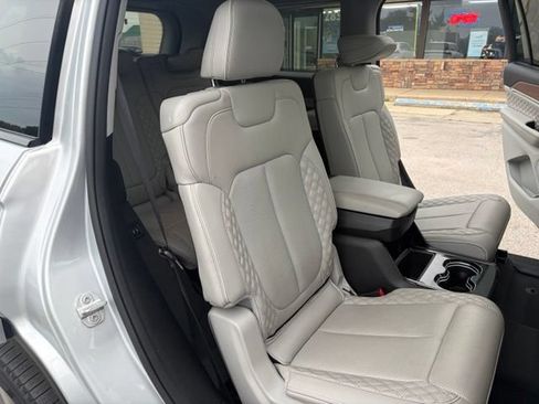 Used 2023 Jeep Grand Cherokee L Summit w/ Luxury Tech Group V AWD/4WD image 41