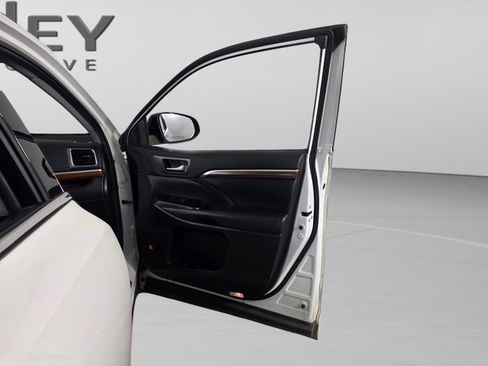 Used 2019 Toyota Highlander Limited image 29