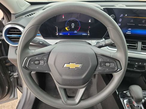 Used 2025 Chevrolet Trax LT FWD image 19