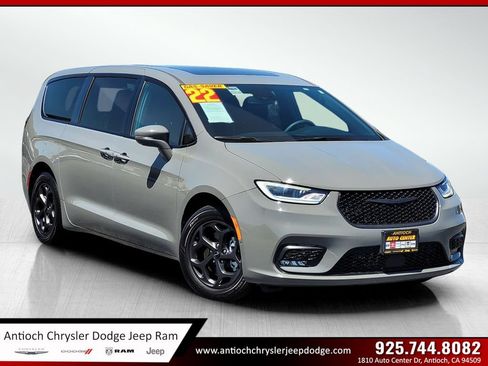 Certified 2022 Chrysler Pacifica Limited w/ Uconnect Theater Family Group FWD image 1
