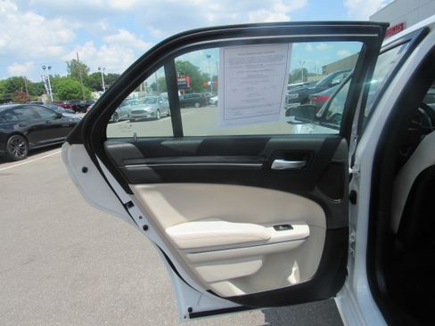 Used 2020 Chrysler 300 Touring L w/ 300 Premium Group AWD/4WD image 14