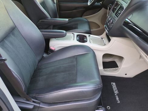 Used 2017 Dodge Grand Caravan SXT image 28