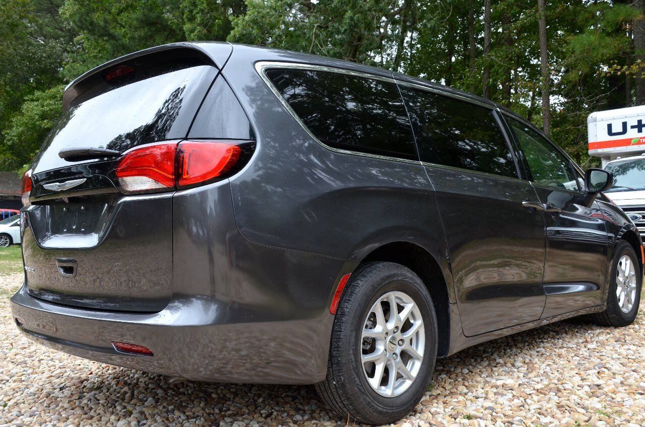 Used 2022 Chrysler Voyager LX FWD image 5