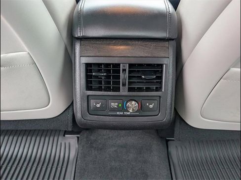 Used 2018 Toyota Avalon Limited image 19