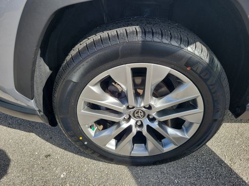 Used 2022 Toyota RAV4 XLE Premium image 6
