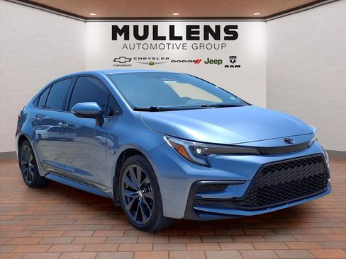 Used 2023 Toyota Corolla SE FWD image 3