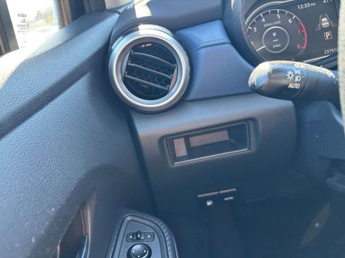 Used 2025 Nissan Versa SV image 32