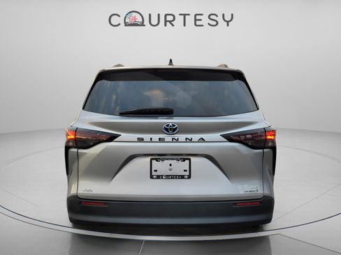 Certified 2023 Toyota Sienna LE image 4