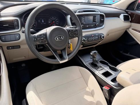 Used 2017 Kia Sorento LX image 5