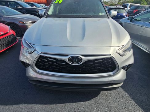 Used 2024 Toyota Highlander XLE image 2