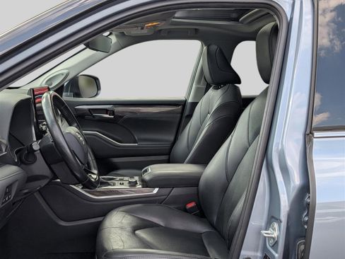 Used 2021 Toyota Highlander Limited image 16