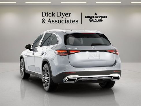 Used 2025 Mercedes-Benz GLC 300 4MATIC image 16