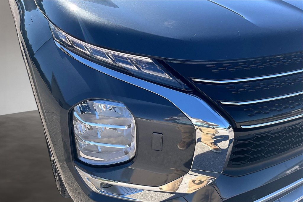 Used 2024 Mitsubishi Outlander AWD image 30