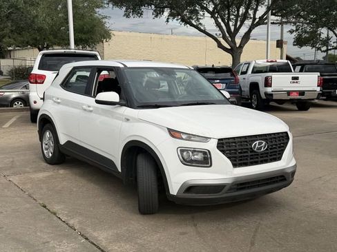 Used 2024 Hyundai Venue SE image 3