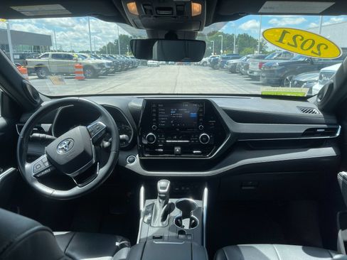 Used 2021 Toyota Highlander XSE FWD image 15