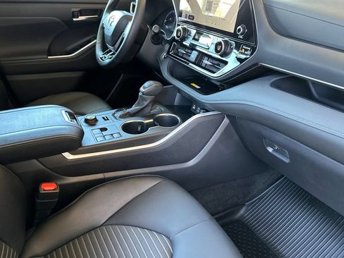 Used 2025 Toyota Highlander XSE AWD/4WD image 18