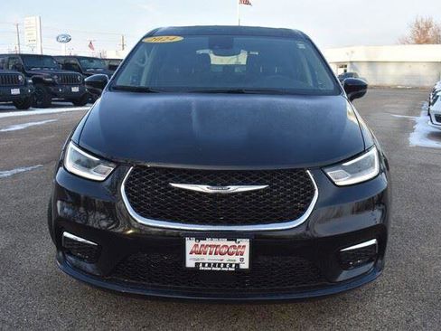 Used 2024 Chrysler Pacifica Touring-L FWD image 11