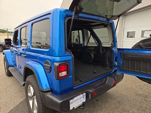 Used 2022 Jeep Wrangler Unlimited Sahara w/ Cold Weather Group AWD/4WD image 8