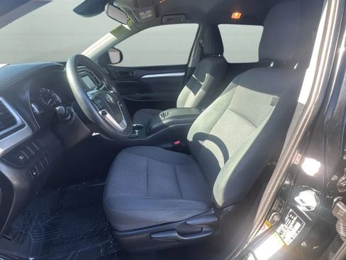 Used 2019 Toyota Highlander LE FWD image 23