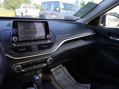 Used 2025 Nissan Altima 2.5 SV FWD image 29