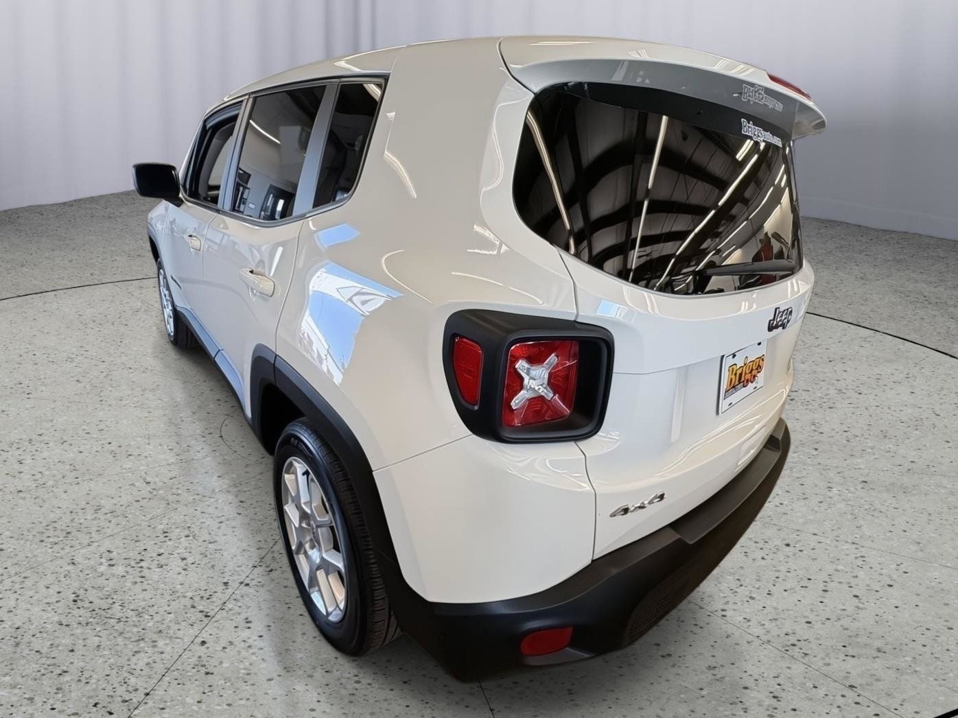 Used 2023 Jeep Renegade Latitude AWD/4WD image 3