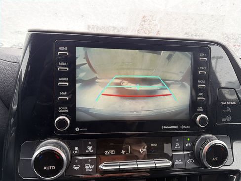 Used 2022 Toyota Highlander LE image 18