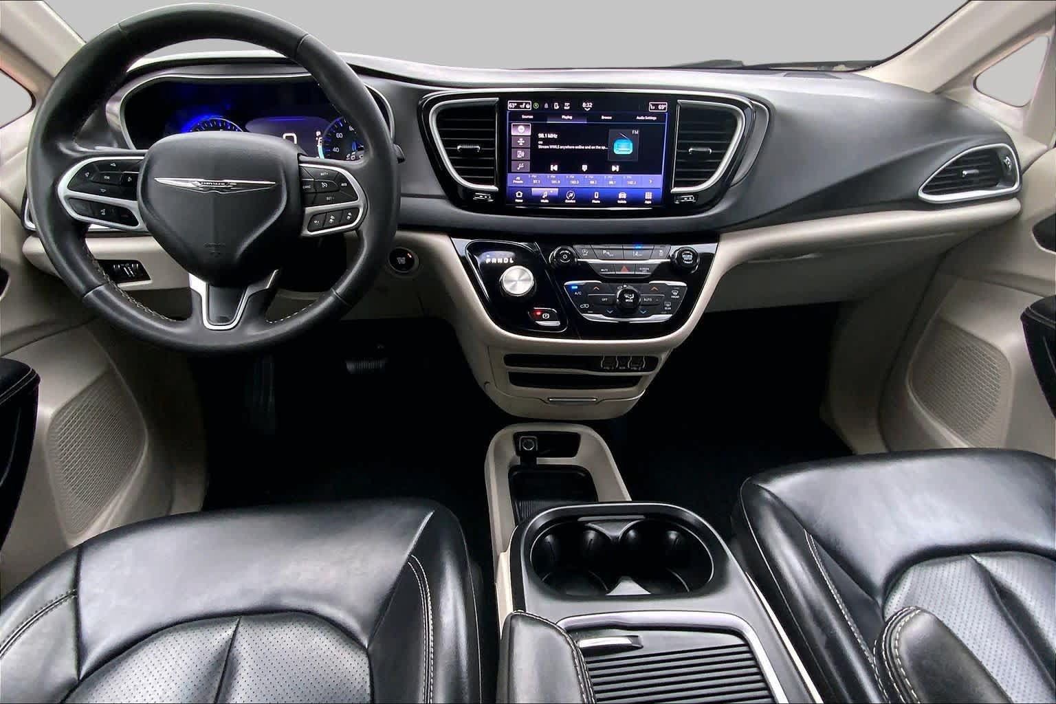 Used 2023 Chrysler Pacifica Touring-L FWD image 16