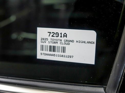 Certified 2025 Toyota Grand Highlander FWD image 30