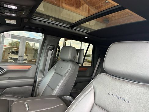 Used 2026 GMC Yukon Denali w/ Denali Reserve Package AWD/4WD image 12