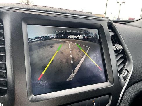 Used 2019 Jeep Cherokee Trailhawk image 22