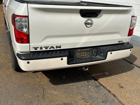 Used 2018 Nissan Titan SL image 28