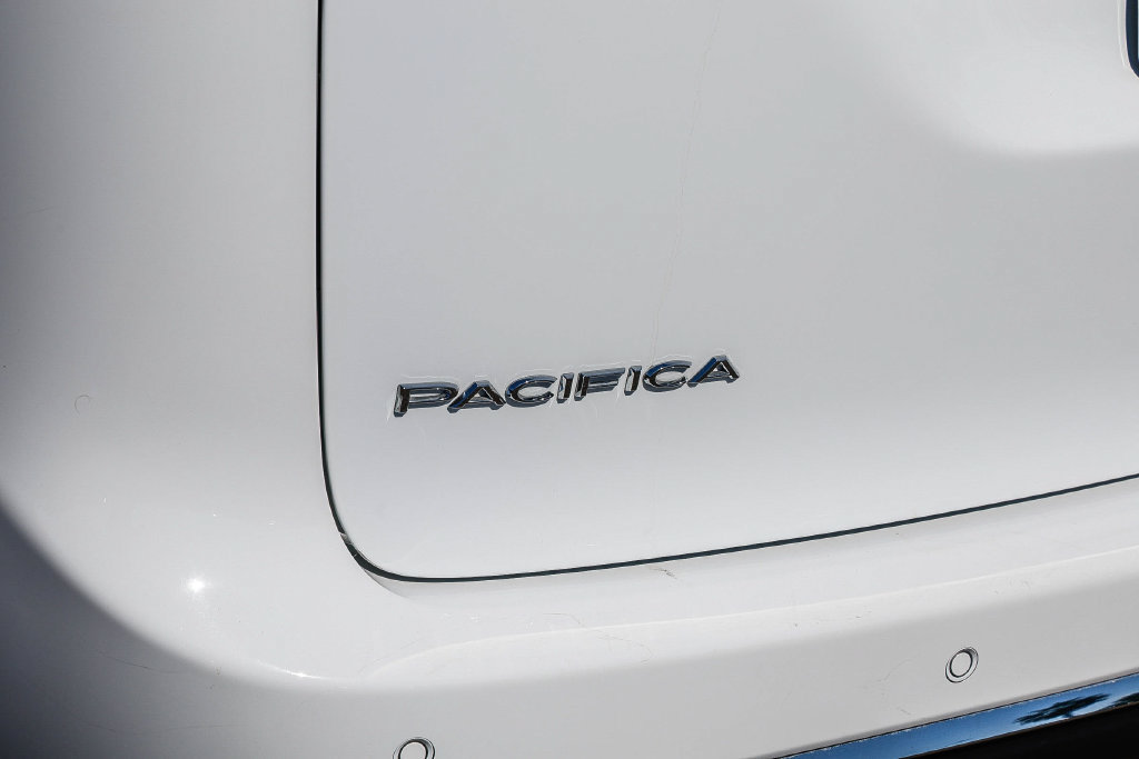 Used 2021 Chrysler Pacifica Touring-L FWD image 12