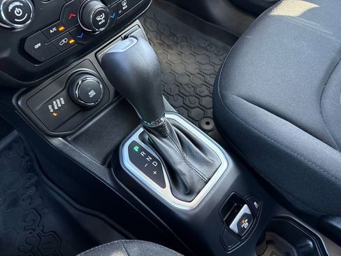 Used 2018 Jeep Renegade Latitude w/ Trailer Tow Group image 22