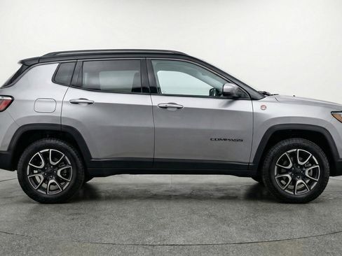 Used 2025 Jeep Compass Trailhawk AWD/4WD image 11