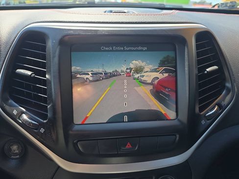 Used 2014 Jeep Cherokee Trailhawk w/ Comfort/Convenience Group AWD/4WD image 32