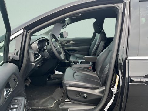 Used 2025 Chrysler Pacifica Select FWD image 8