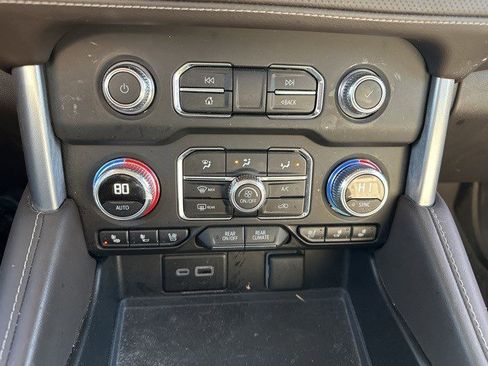 Used 2023 GMC Yukon XL SLT w/ SLT Luxury Package image 19