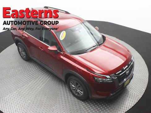 Used 2025 Nissan Pathfinder SV FWD image 3