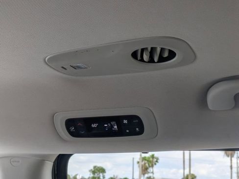 Used 2023 Chrysler Pacifica Touring-L FWD image 23