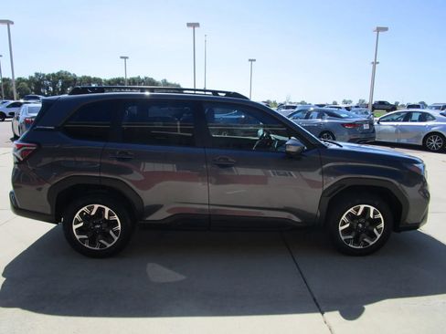 Used 2025 Subaru Forester Premium AWD/4WD image 6