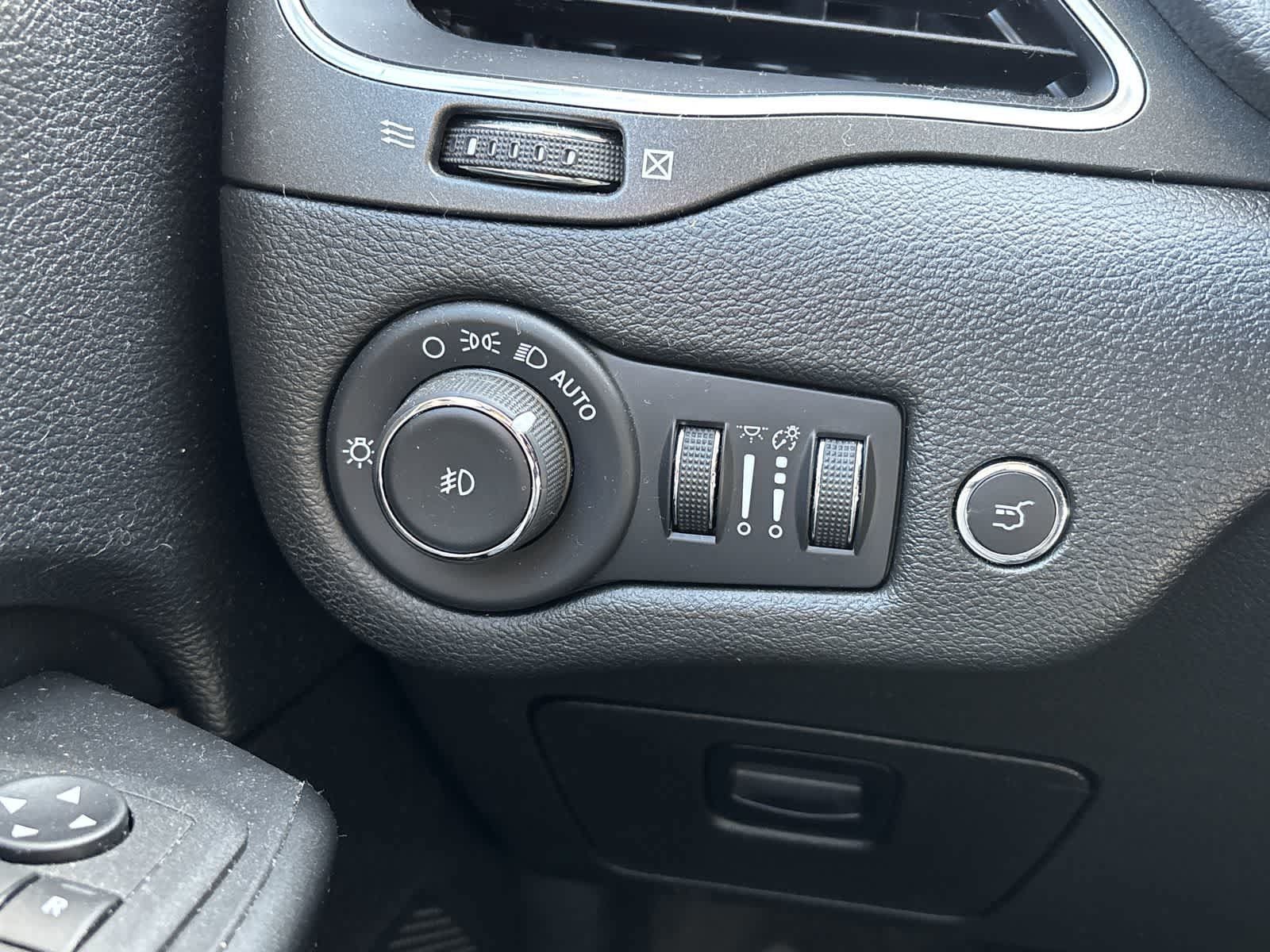 Used 2022 Jeep Cherokee Trailhawk w/ Sound & Nav Group AWD/4WD image 7