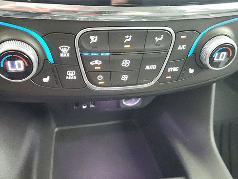 Used 2018 Chevrolet Traverse LT FWD image 25