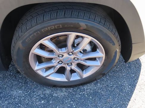 Used 2024 GMC Terrain SLT AWD/4WD image 12