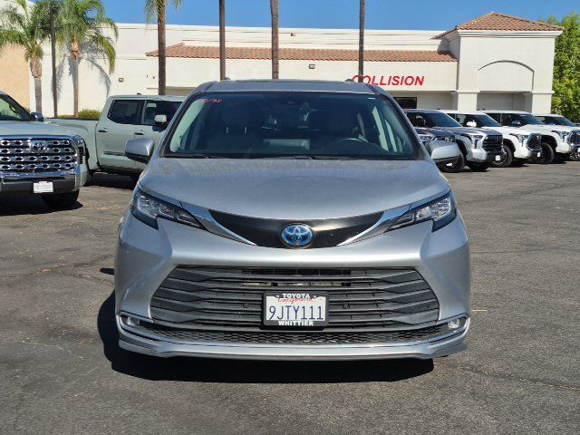 Used 2023 Toyota Sienna XLE w/ XLE Plus Package FWD image 2