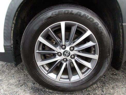 Used 2019 Toyota Highlander XLE AWD/4WD image 14