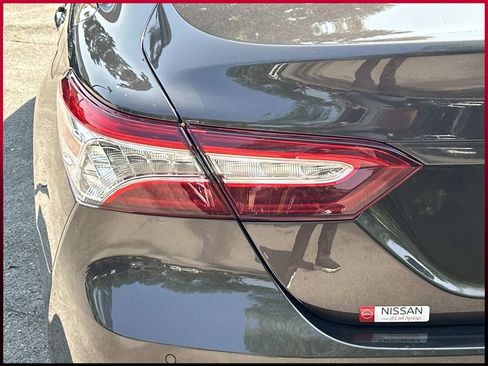 Used 2018 Toyota Camry XLE FWD image 12
