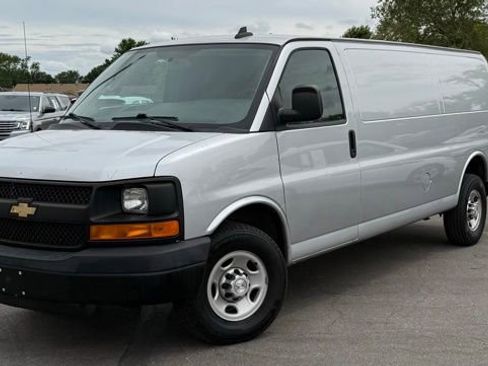 Used 2016 Chevrolet Express 3500 Extended RWD image 2